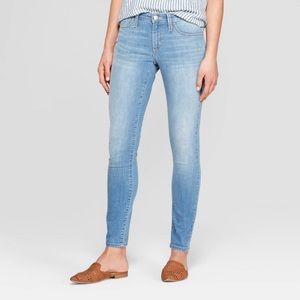 Universal Thread Medium/Light Wash Skinny Jean 6